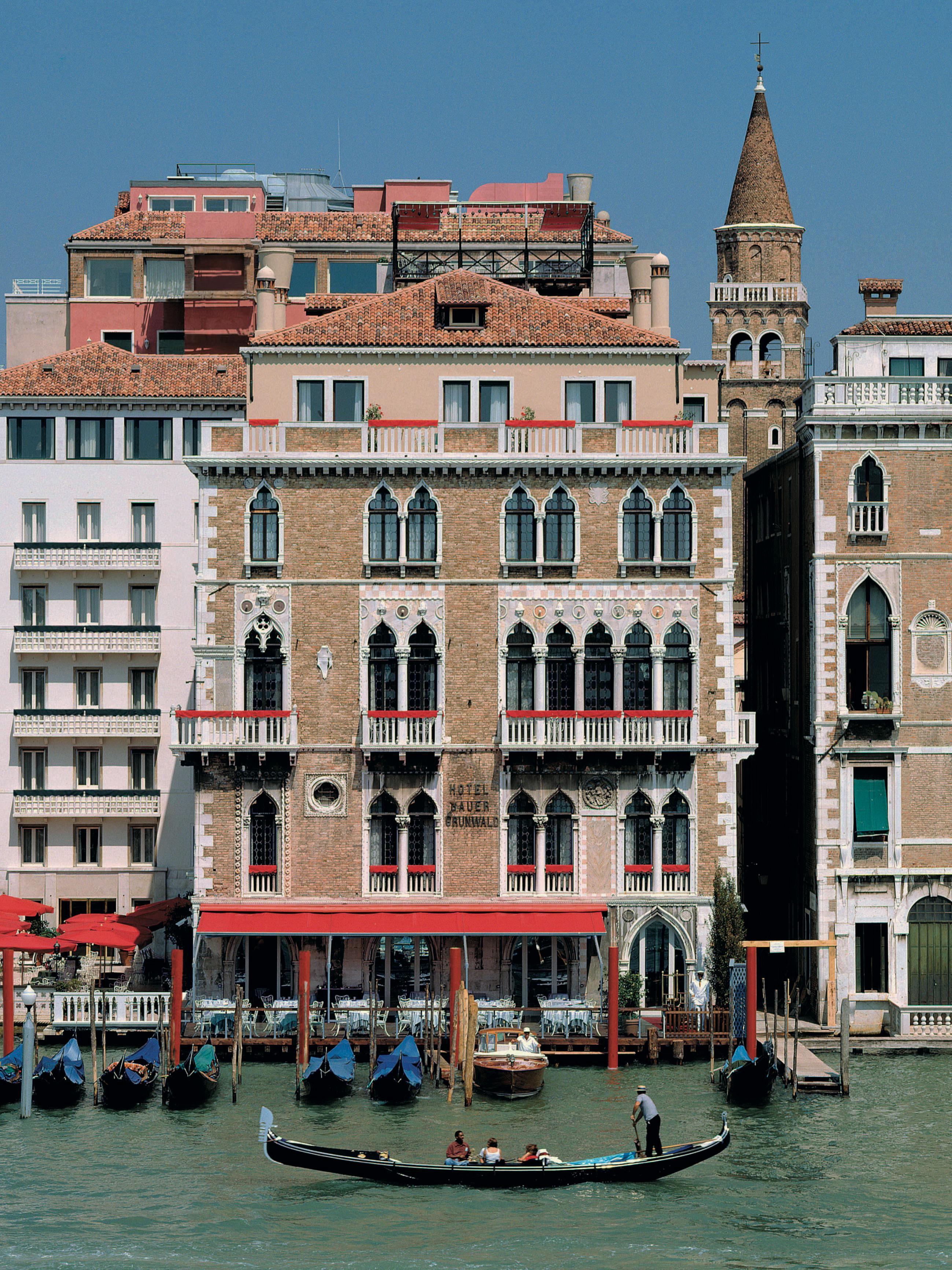 palazzo frontale foto frontale facciata facciata palazzo canale insegna person architecture building tower watercraft transportation vehicle downtown city urban