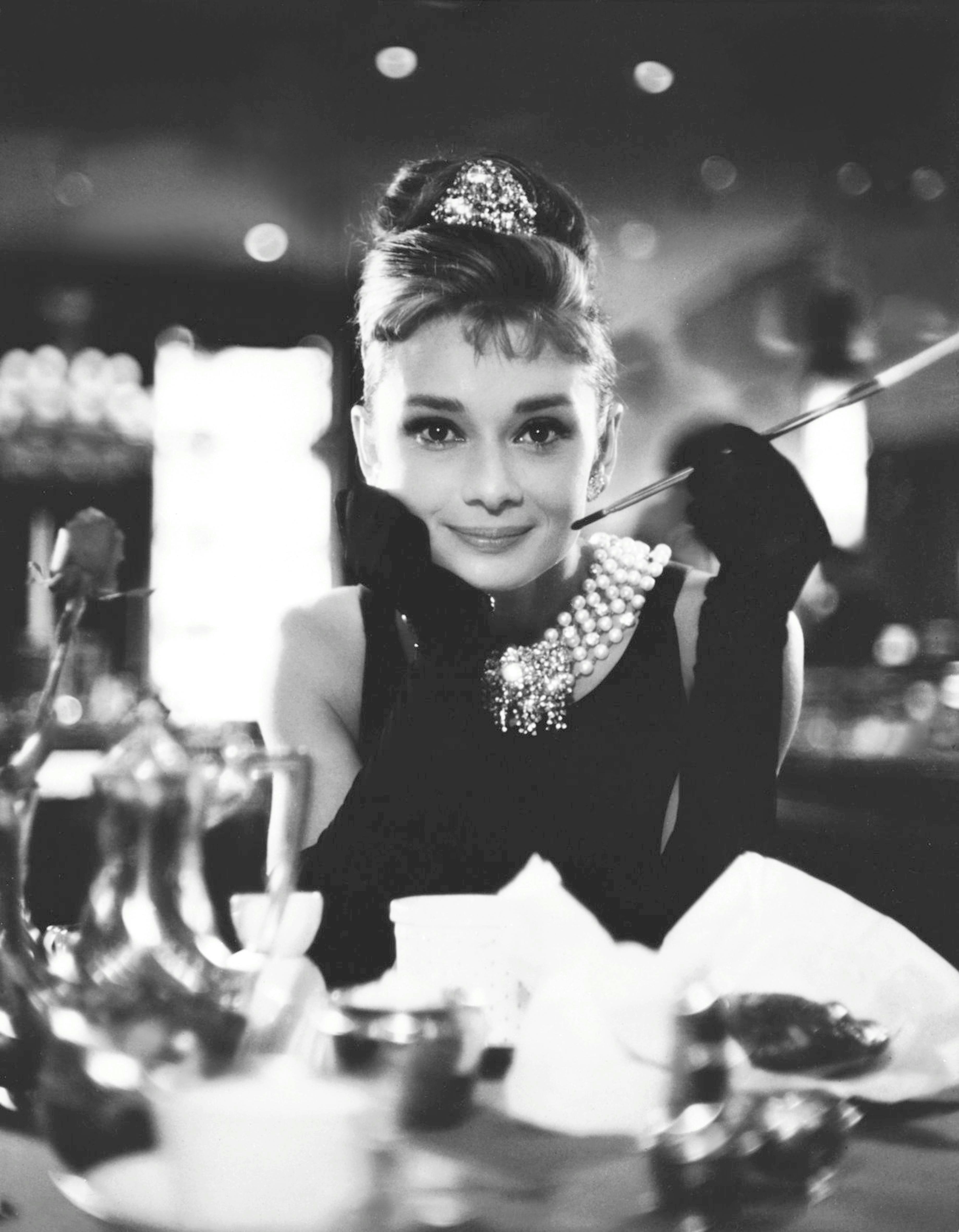 one person:cb2 actress:cb1 film still:cb1 audrey hepburn:cb3 person human bar counter pub