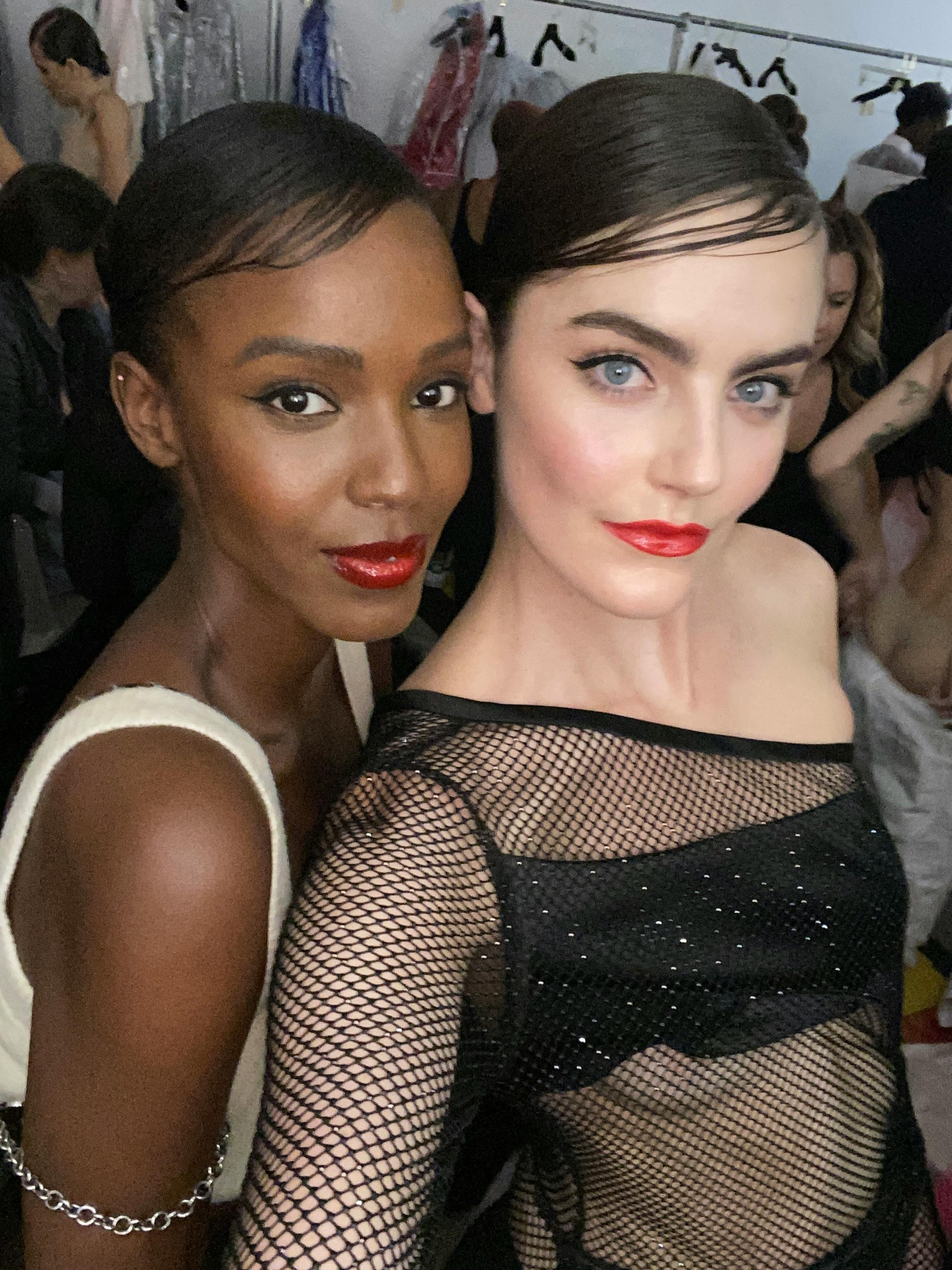 Les tops belges Leila Nda et Daphne Velghe dans les backstages du défilé Cristian Siriano printemps-été 2023