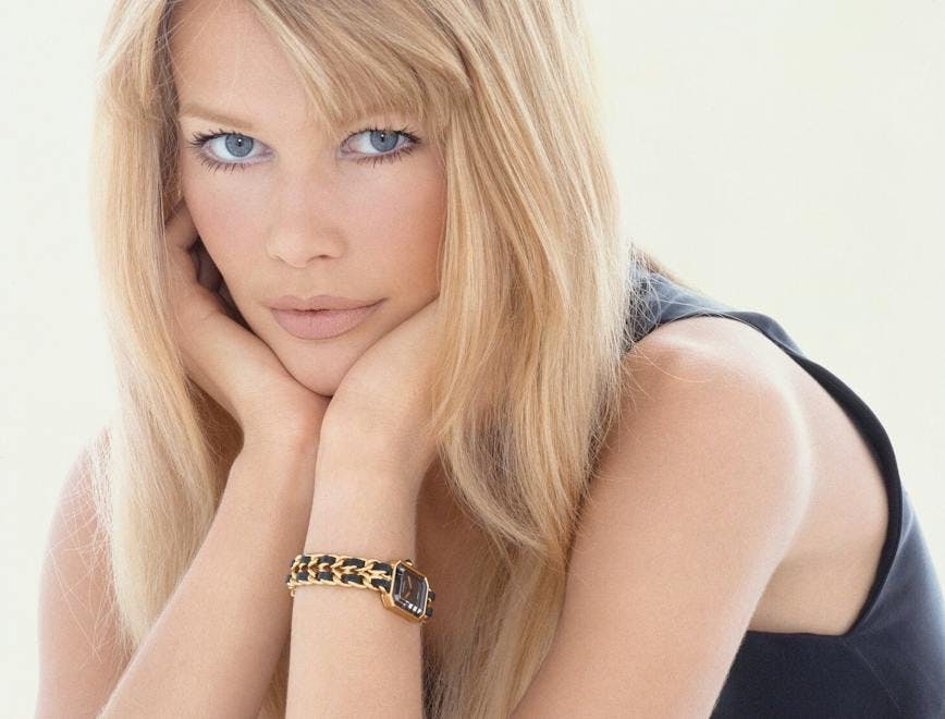 Claudia Schiffer pose avec la montre Chanel Première en 1994.