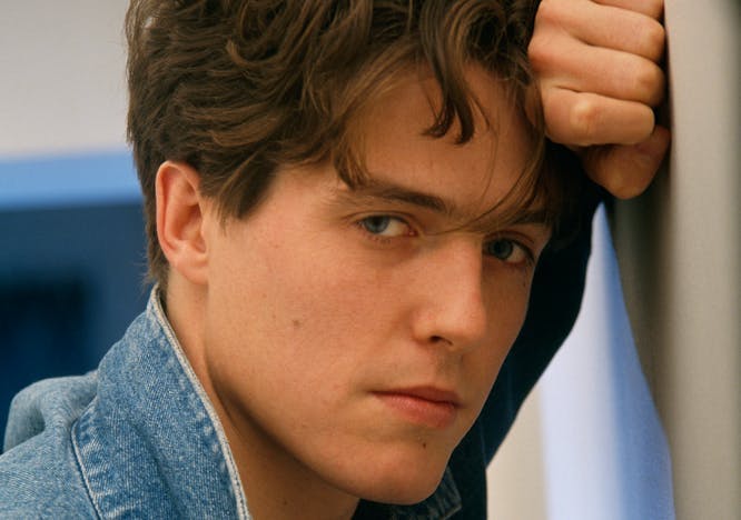 Hugh Grant chez lui à Londres, 1988.