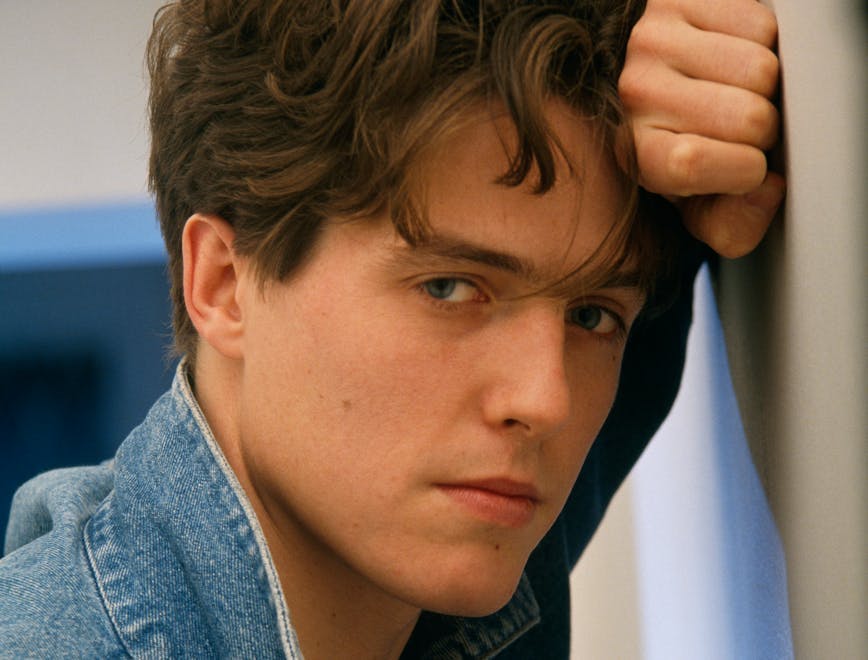 Hugh Grant chez lui à Londres, 1988.