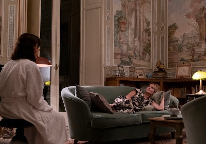 Meghann Fahy et Aubrey Plaza dans la Villa Tasca.