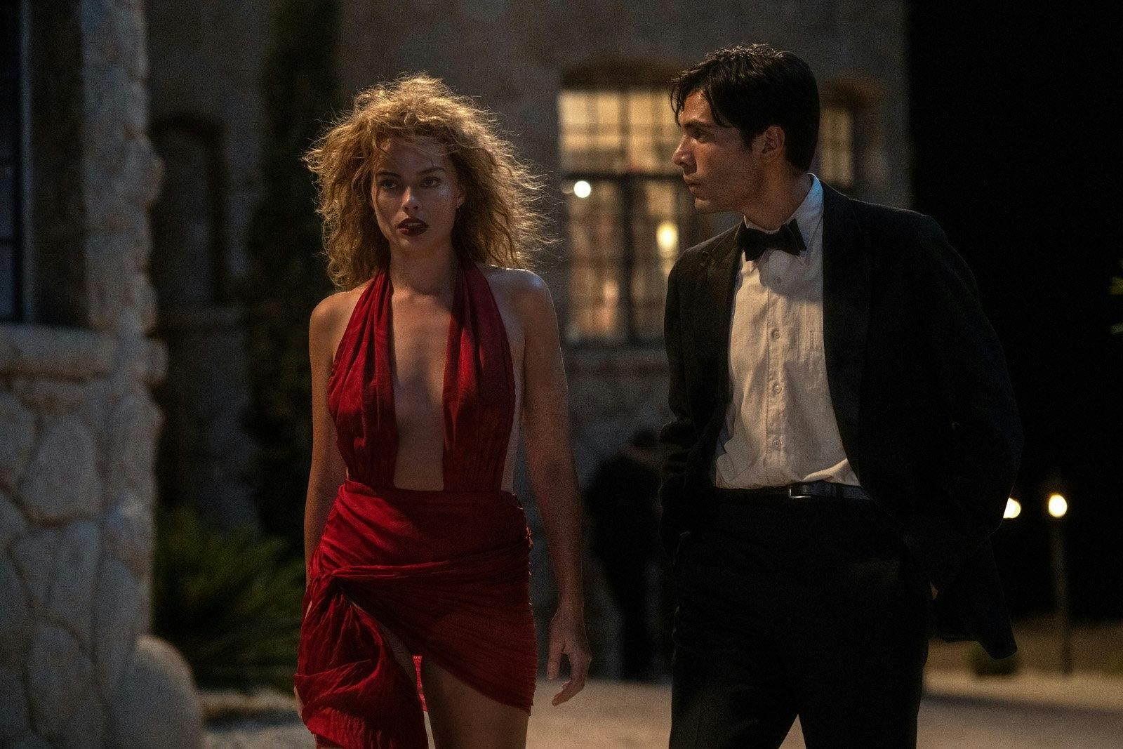 Margot Robbie plus sexy que jamais en robe rouge dans "Babylon" de Damien Chazelle.