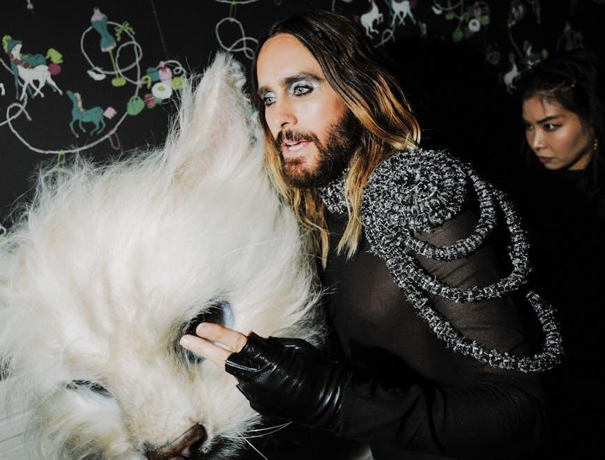 Jared Leto tenant son costume de chat Choupette, un hommage à l'animal de compagnie bien-aimé de Karl Lagerfeld © BFA