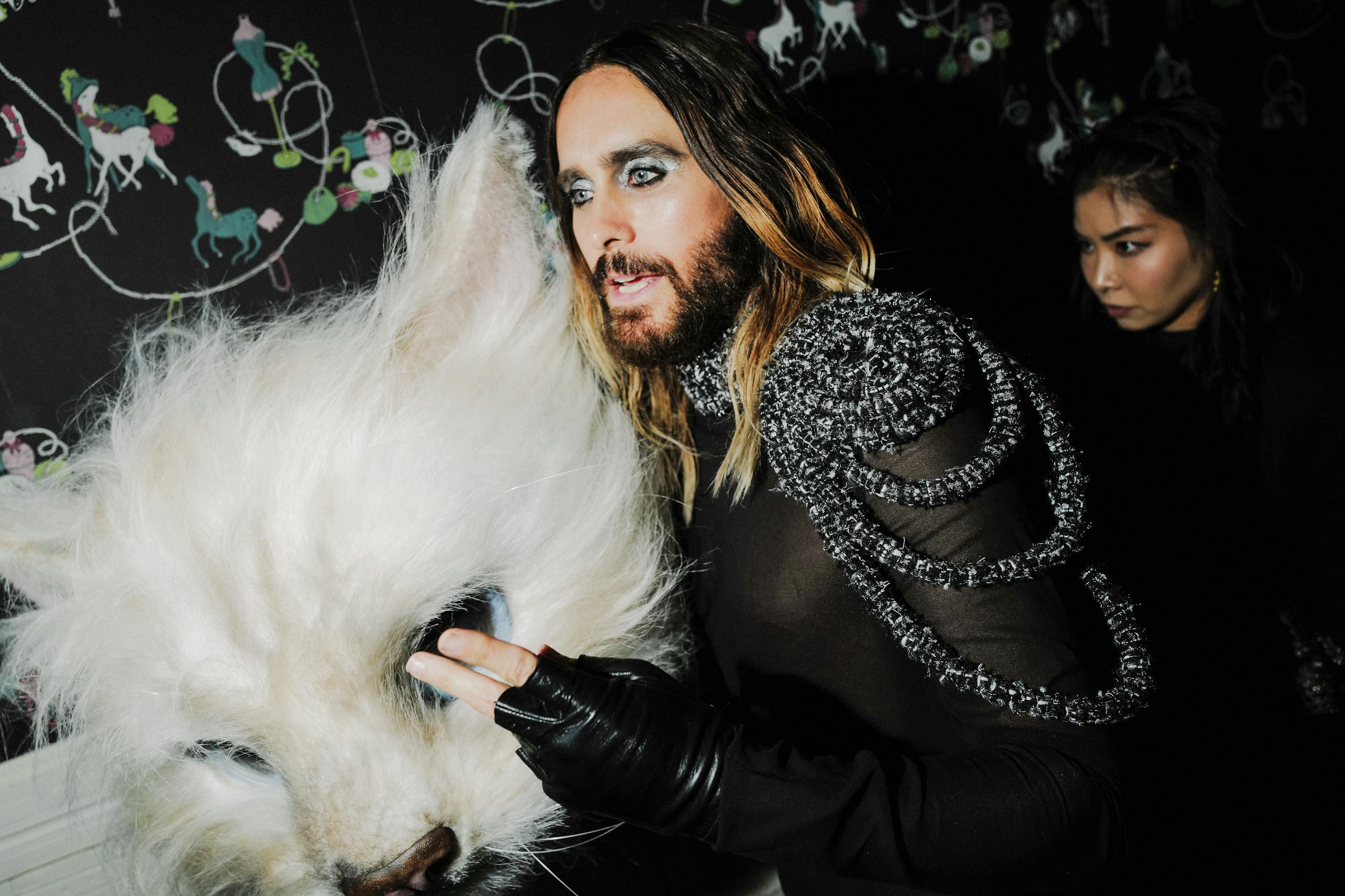 Jared Leto tenant son costume de chat Choupette, un hommage à l'animal de compagnie bien-aimé de Karl Lagerfeld © BFA