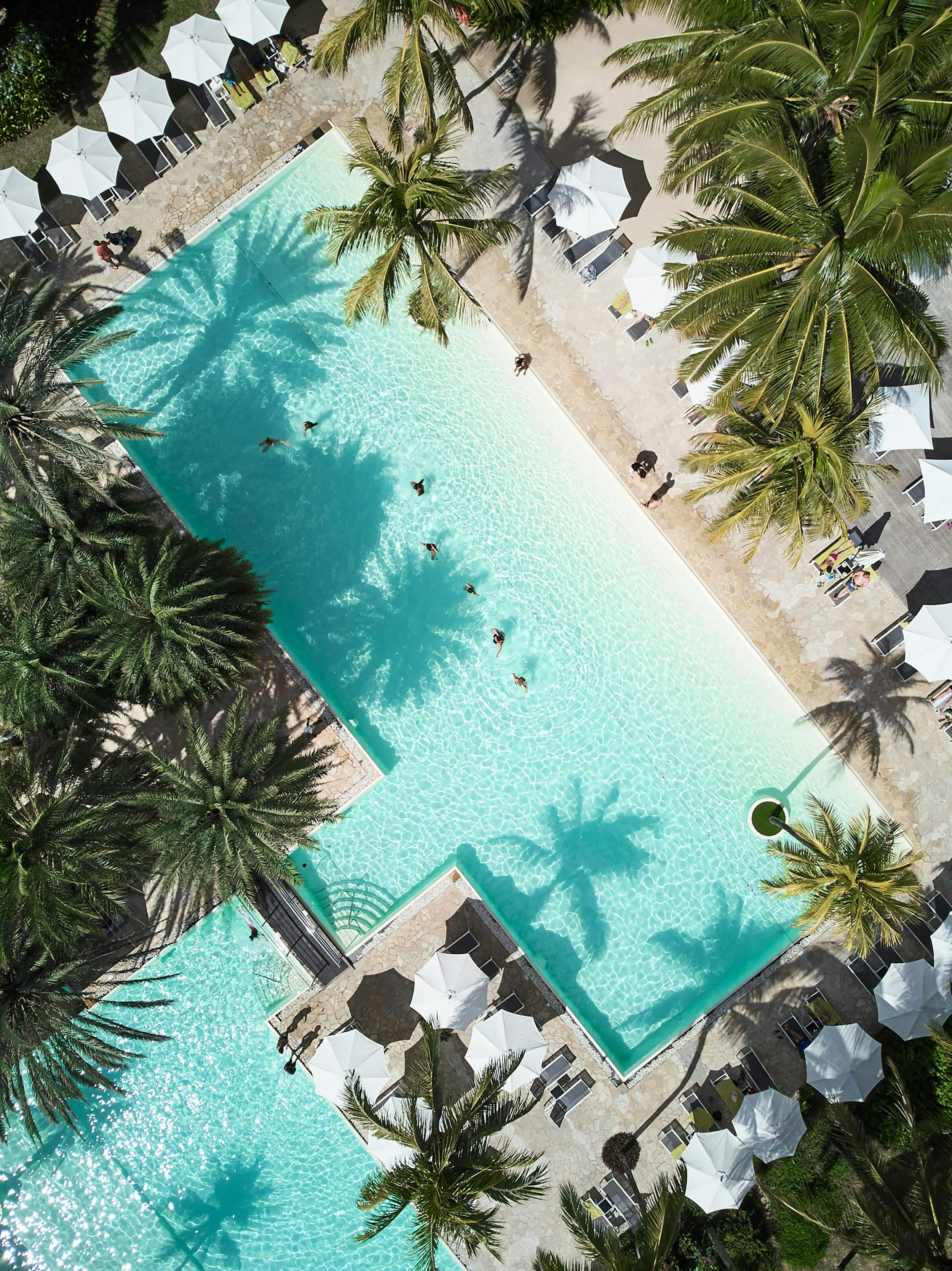 piscine bird-eyes view vue aerienne swimming pool pool water outdoors summer aerial view nature