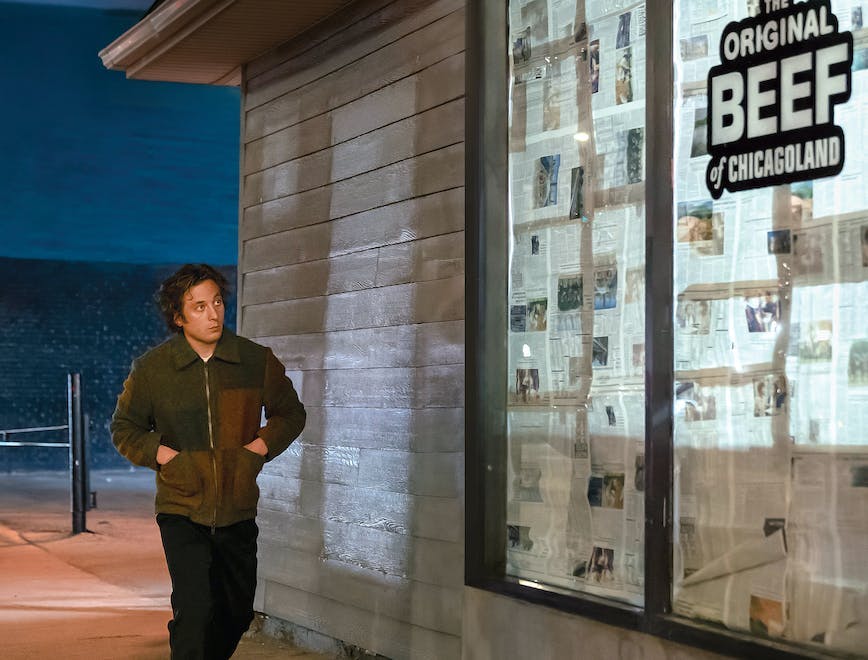 Jeremy Allen White dans le rôle de Carmy devant sa sandwicherie dans "The Bear" © Chuck Hodes/FX