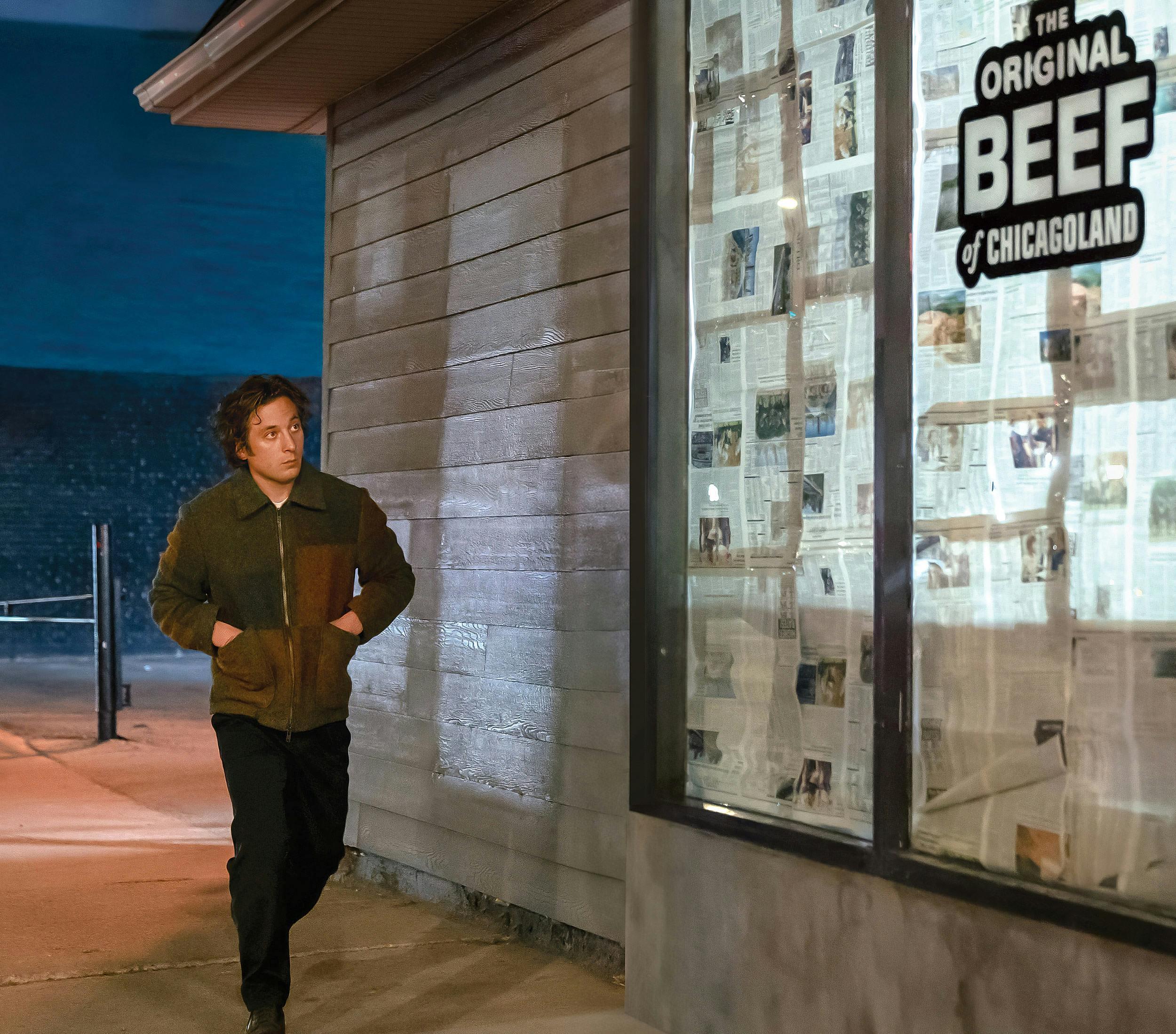 Jeremy Allen White dans le rôle de Carmy devant sa sandwicherie dans "The Bear" © Chuck Hodes/FX