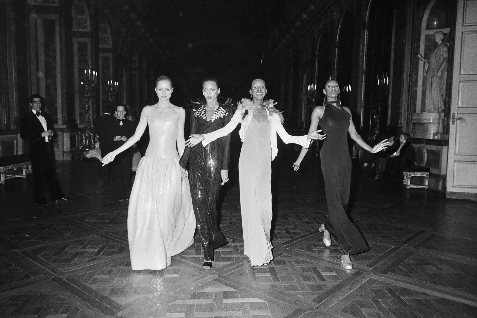 Les mannequins qui ont défilé lors de la bataille de Versailles en 1973 © Getty Images