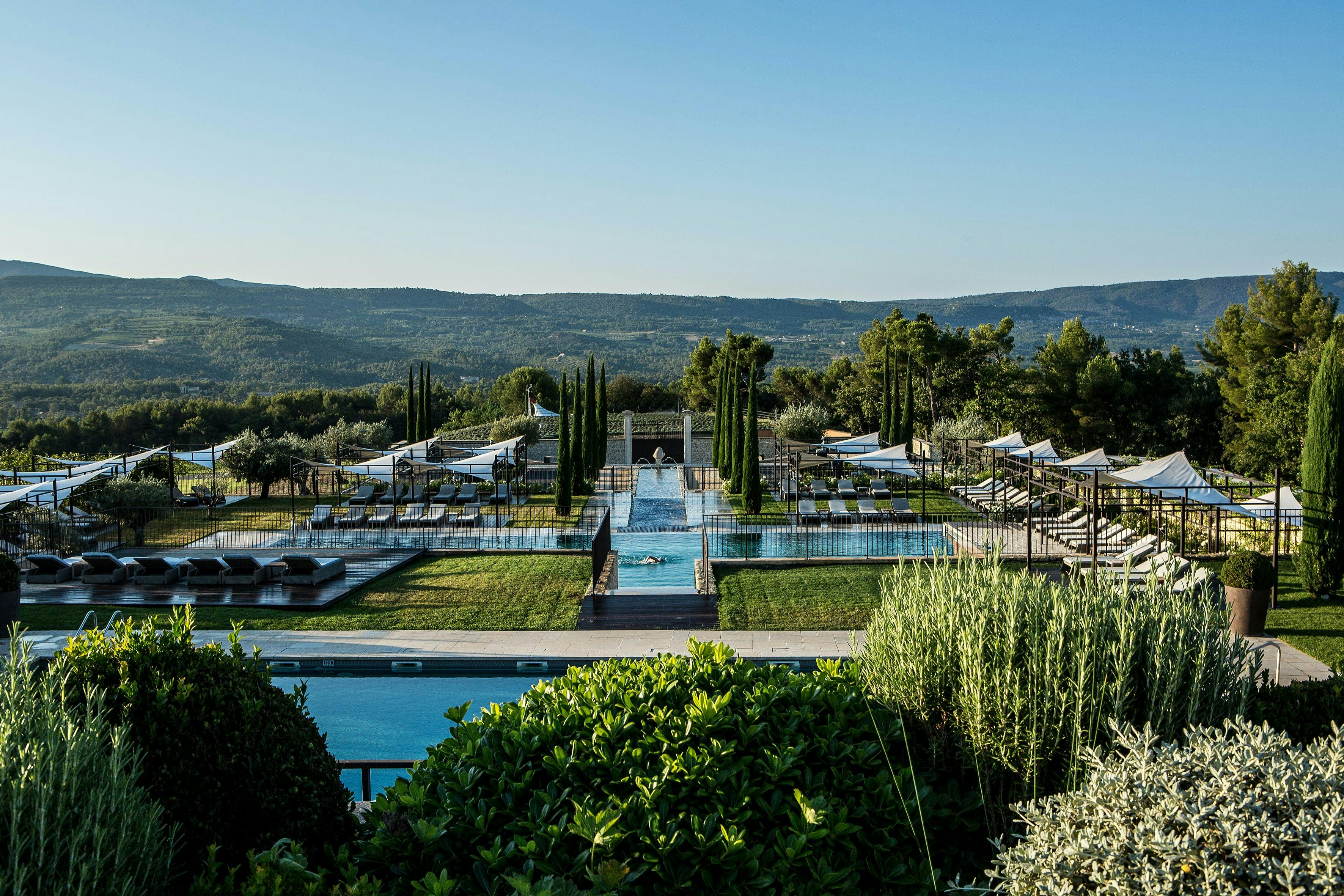 piscines extérieures, sportive hotel resort plant scenery summer pool water chair person grass