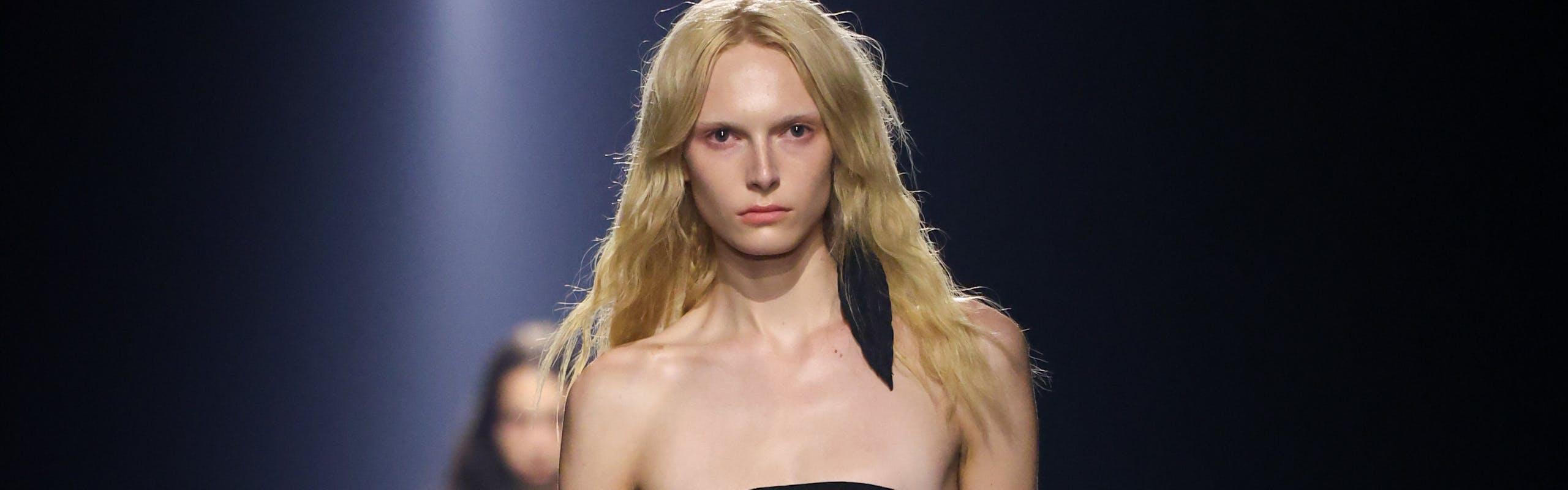 Alex Consani pour Ann Demeulemeester printemps-été 2024.