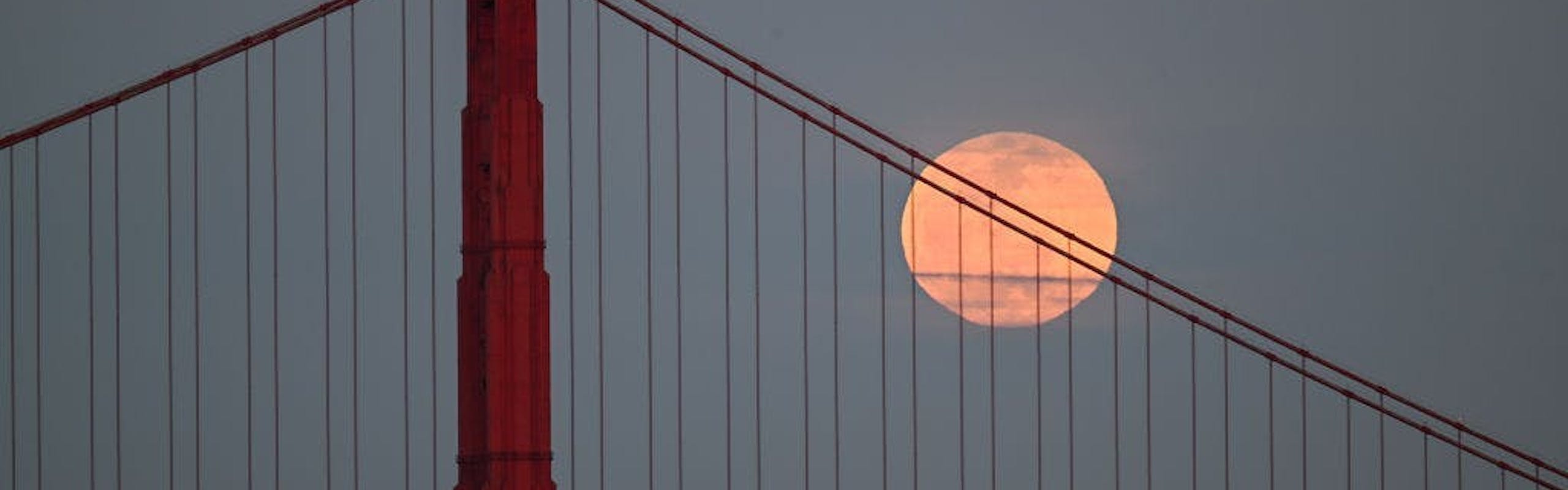 La pleine lune rose se lève sur le Golden Gate Bridge à San Francisco, en Californie, en avril 2023. © Getty Images