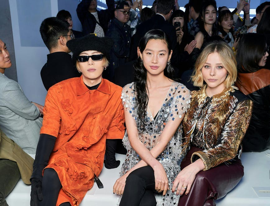 Jackson Wang, HoYeon Jung, et Chloë Moretz. © Louis Vuitton