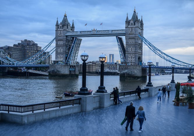 bestof topix london person shoe flag handbag boat glove jeans plant bridge tower bridge