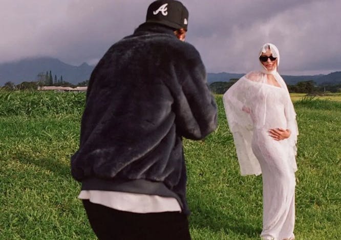 Justin et Hailey Bieber. © YSL