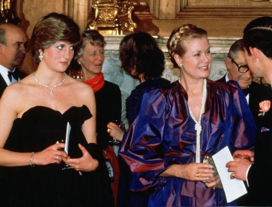 Diana Spencer (qui deviendra plus tard la princesse Diana) avec le prince Charles, prince de Galles, et la princesse Grace de Monaco à Goldsmiths Hall, Londres. © Getty Images