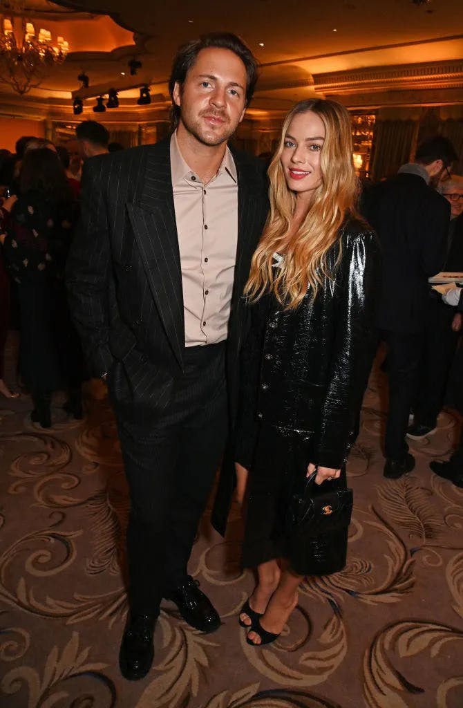 Tom Ackerley et Margot Robbie lors de la 96e réception des Oscars en 2024. © Getty Images