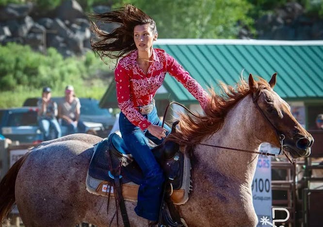 Bella Hadid à cheval. © Instagram @bellahadid