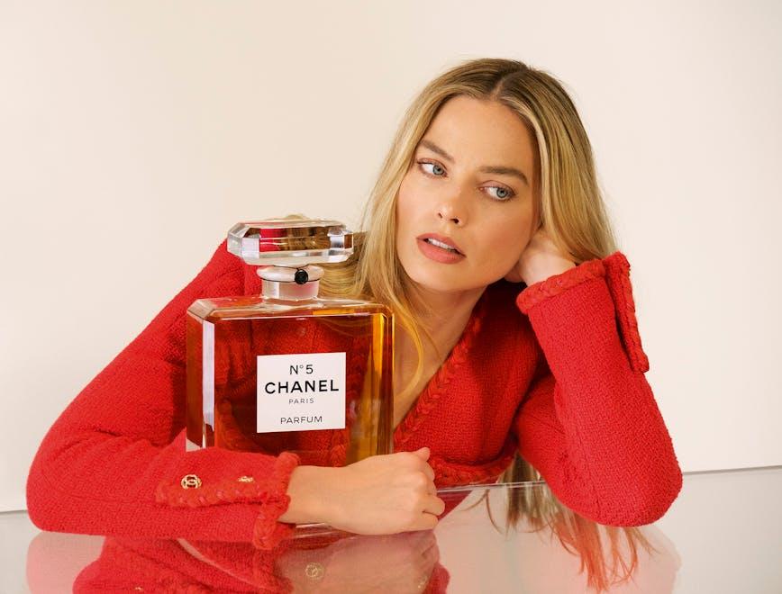 chanel margot robbie chanel no5 luca guadagnino thomas du pré de saint maur valérie mullon sandra castano marieke liewehr jacob elordi los angeles, bottle cosmetics perfume